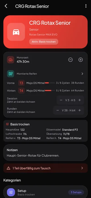 Der Bildschirm eines Karts: seine Motorzeit, die montierten Reifen vorn und hinten mit Heizzyklen und Runden, Schalter, die eine Session und Runden auf beiden Achsen zugleich zählen, das aktive Setup und ein Teil, dessen Tausch überfällig ist.