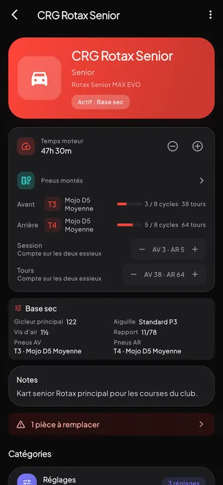 L'écran d'un kart&nbsp;: son temps moteur, les pneus montés à l'avant et à l'arrière avec leurs cycles thermiques et leurs tours, des commandes qui comptent une session et des tours sur les deux essieux à la fois, le réglage actif et une pièce dont le remplacement est en retard.